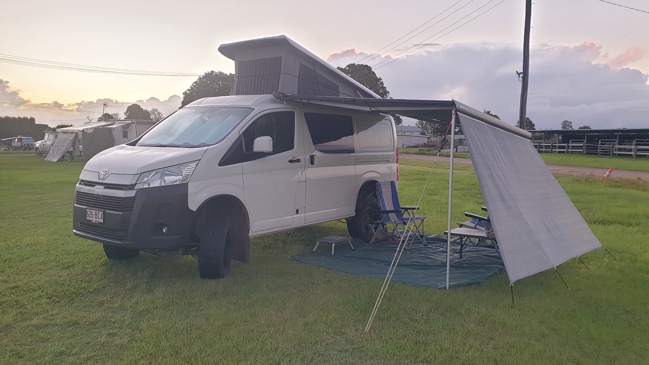 Bus 4x4 customers help BlazeAid 8 1